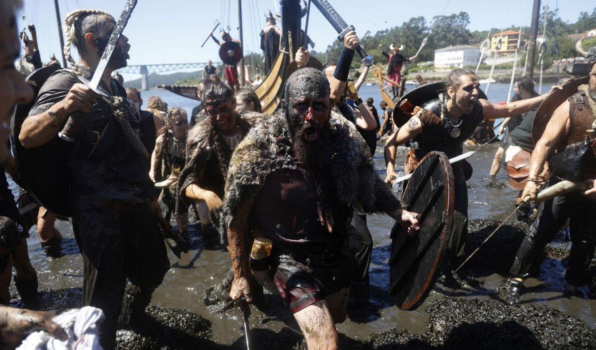 Tripulantes vikingos durante el desembarco de una edición anterior en Catoira. | Gustavo Santos