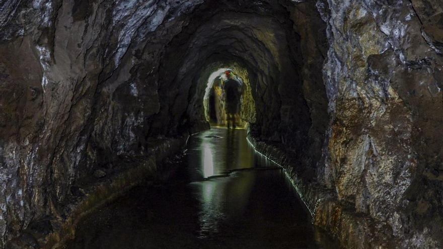 Un hombre se introduce en una galería de agua, situada en el norte de la isla de Gran Canaria.