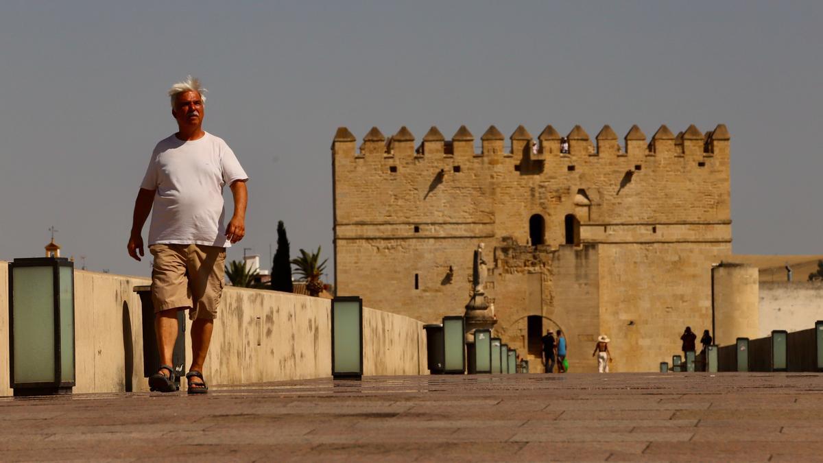 Estampa de calor en el Puente Romano de Córdoba.