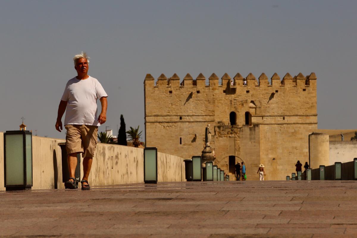 Estampa de calor en el Puente Romano de Córdoba.