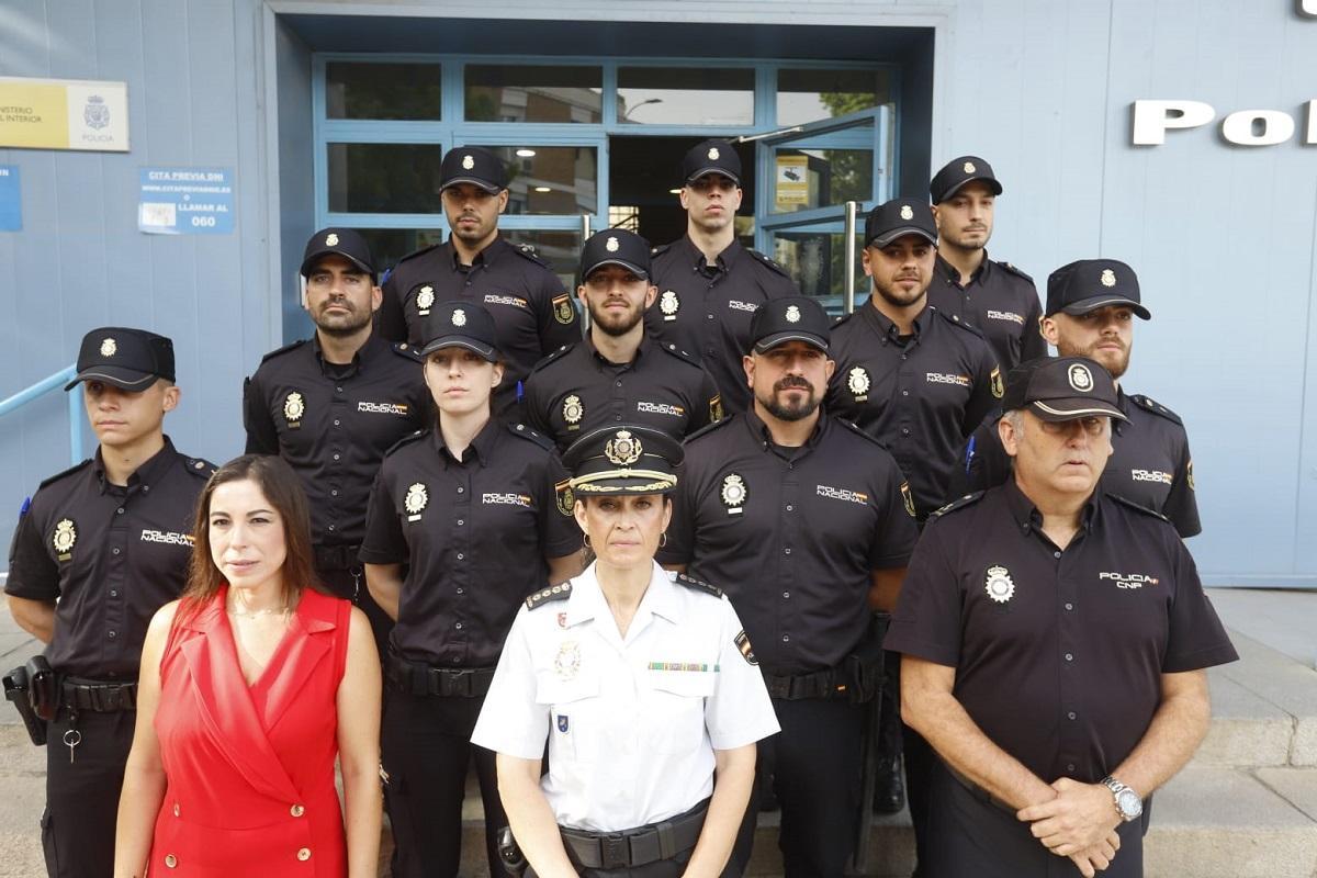 38ª promoción de la escala básica de la Policía Nacional. Abajo a la izquierda, Herminia López, a su derecha, María Dolores López.