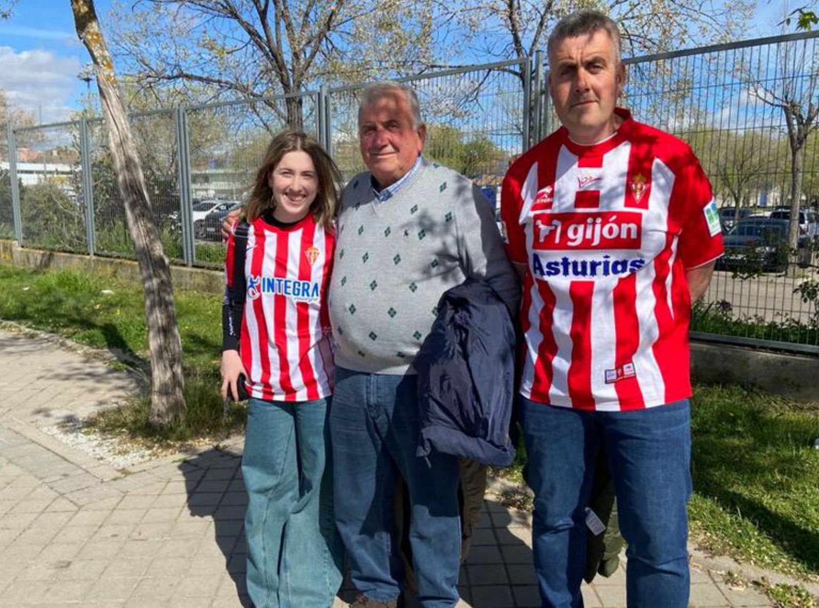 María Parajón, con Javier Parajón abuelo y Javier Parajón padre de esta aficionada de Sariego afincada en Madrid. | Á. C.