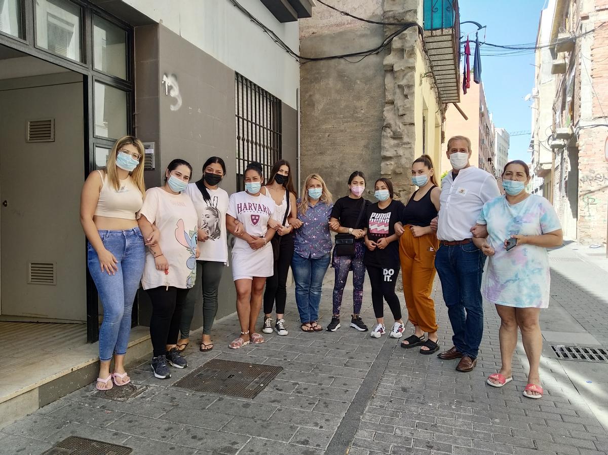 Las jóvenes, con representantes de Abanico Solidario, delante del edificio el pasado lunes.