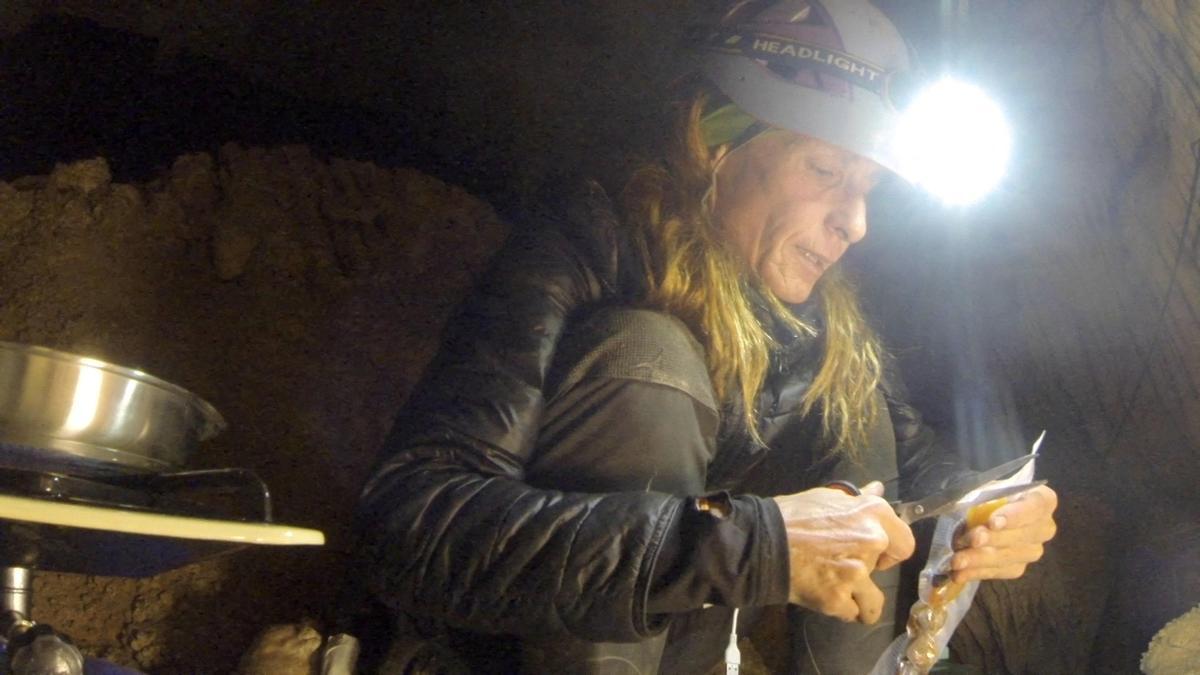 Beatriz Flamini, en la cueva.