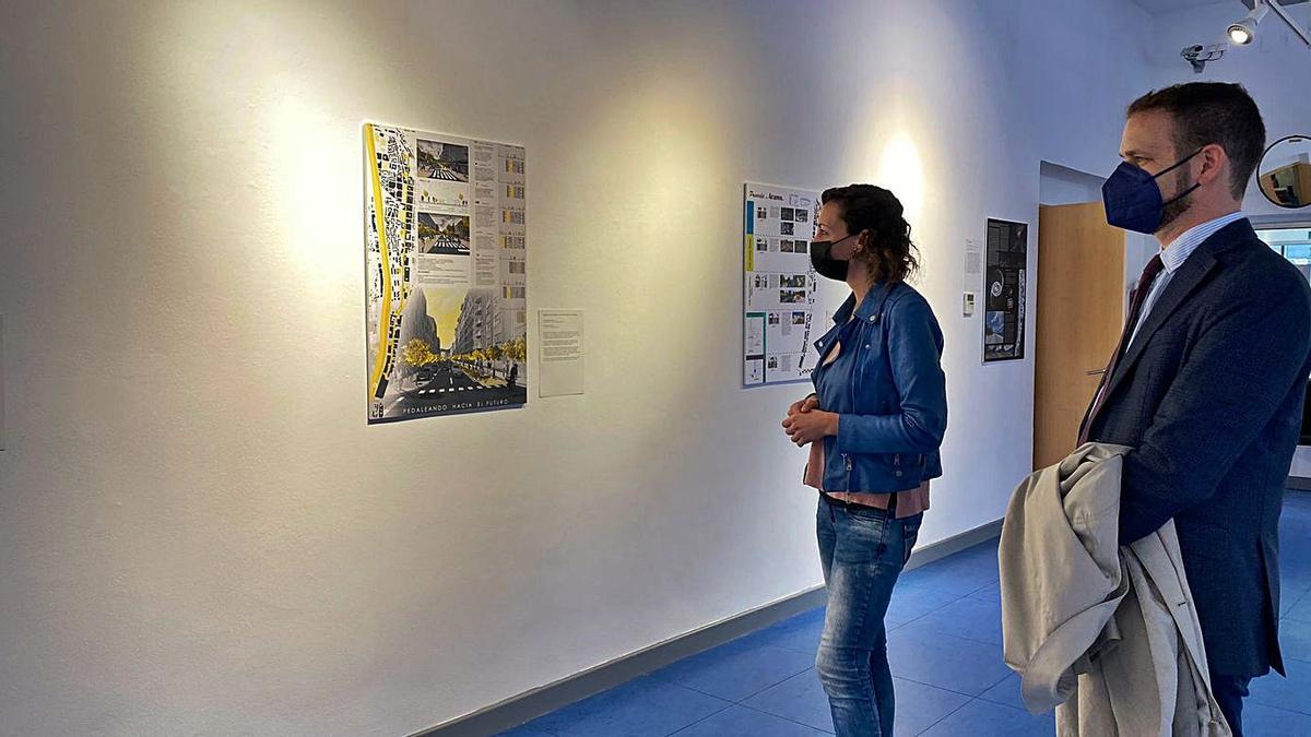 La edil Delia Campomanes y el profesor Pedro Plasencia, ayer, en la exposición.