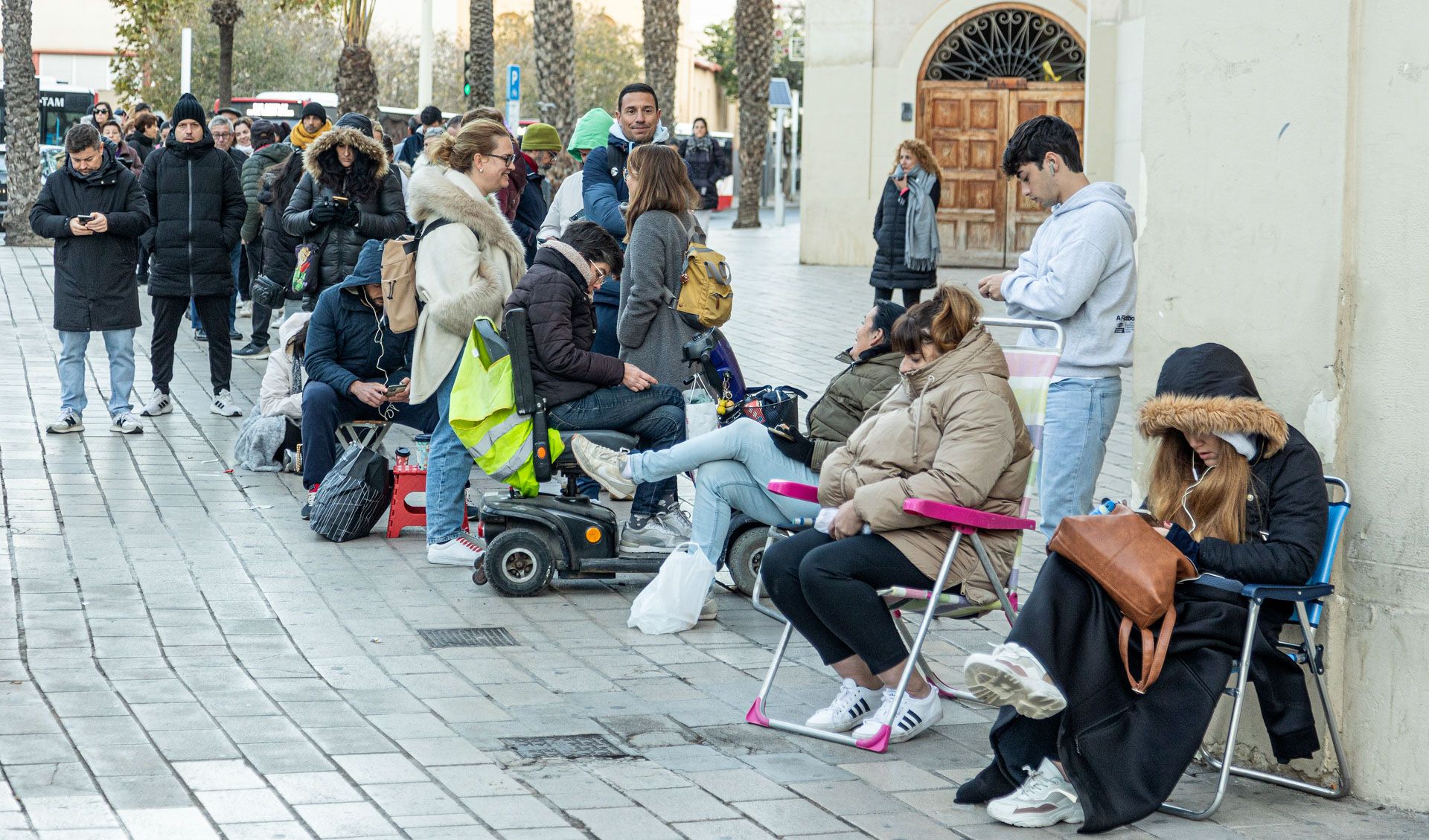 Colas a primera hora para reservar silla en la Cabalgata de los Reyes Magos de Alicante 2024
