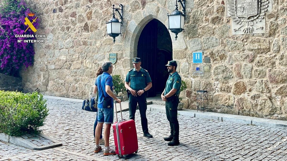 Guardia Civil con turistas.