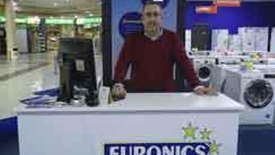 El gerente de Euronics Zamora, Miguel Ángel García Blanco, en la nueva tienda.