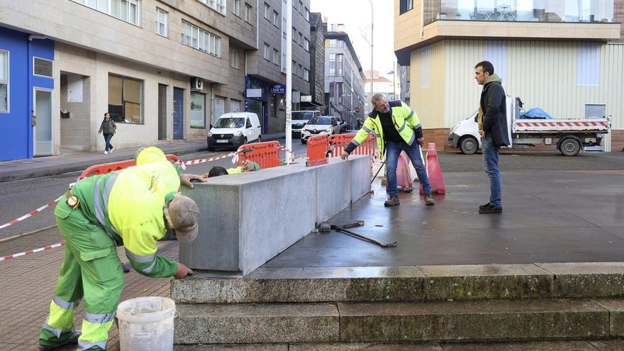 Los trabajos con los bancos en el parque.