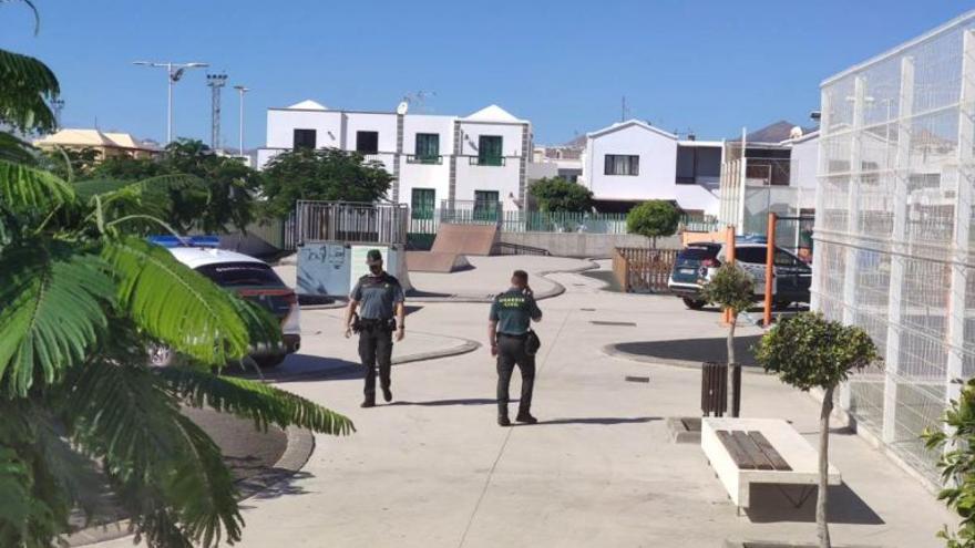 Un menor aparece muerto en la calle en Lanzarote