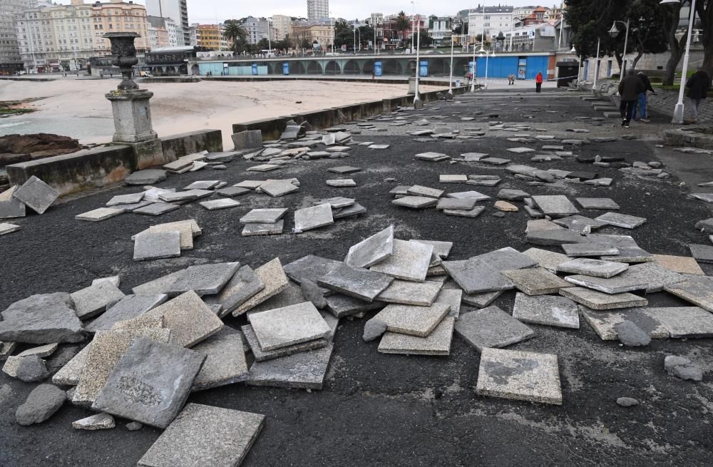 Daños en A Coruña por las olas en alerta roja