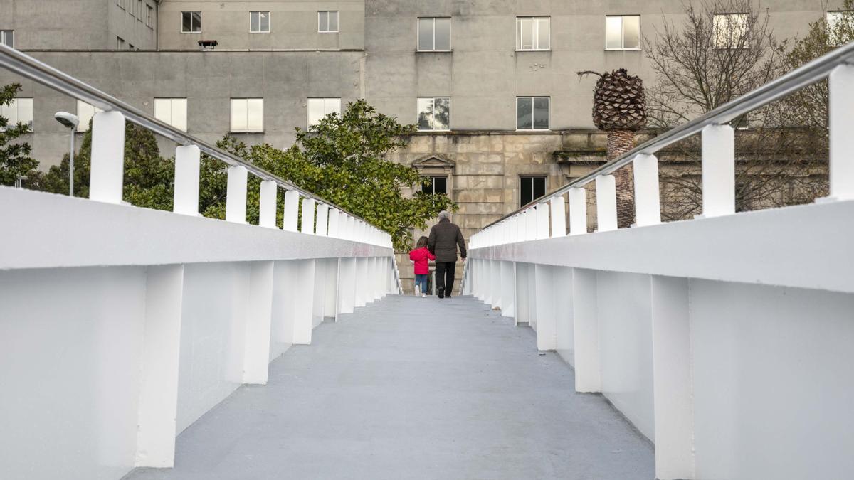 Reabre la pasarela del hospital materno infantil Teresa Herrera.