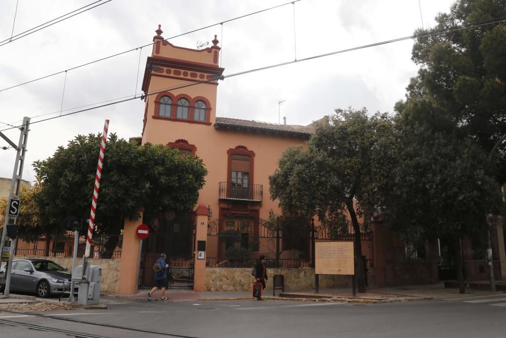 Chalé situado en el número uno de la calle Peset Aleixandre de Godella, en que resalta su torre esquinera con visión a ambos lados