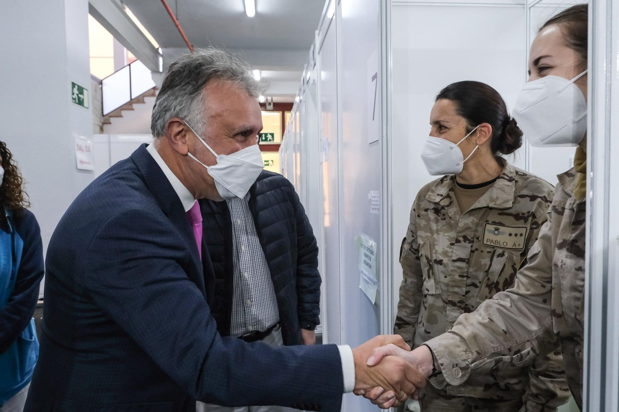 Ángel Víctor Torres y Blas Trujillo visitan el punto de vacunación de Infecar