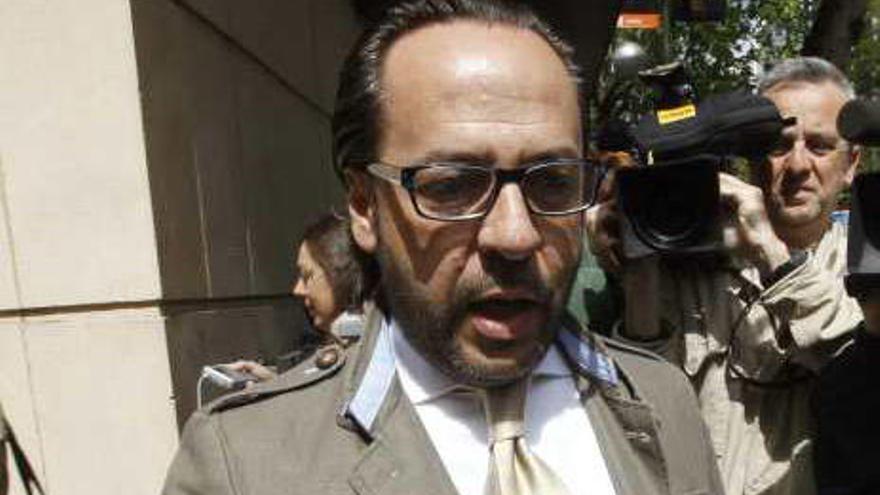 Álvaro Pérez, &quot;el Bigotes&quot;, tras una declaración judicial.