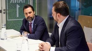 El conseller de Empresa y Trabajo, Roger Torrent, junto con el consejero delegado de Bayer Iberia, Bernardo Kanahuati