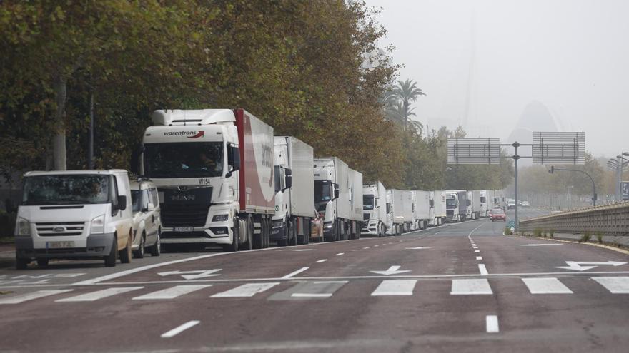 Camiones esperando en una de las vías de acceso a Valencia, el pasado miércoles. / EFE/Miguel Ángel Polo