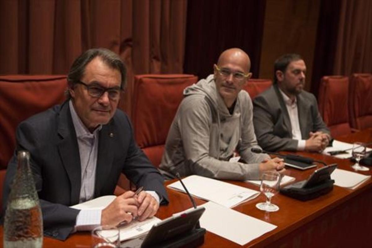 Mas, Romeva y Junqueras, en la reunión de Junts pel Sí en el Parlament.