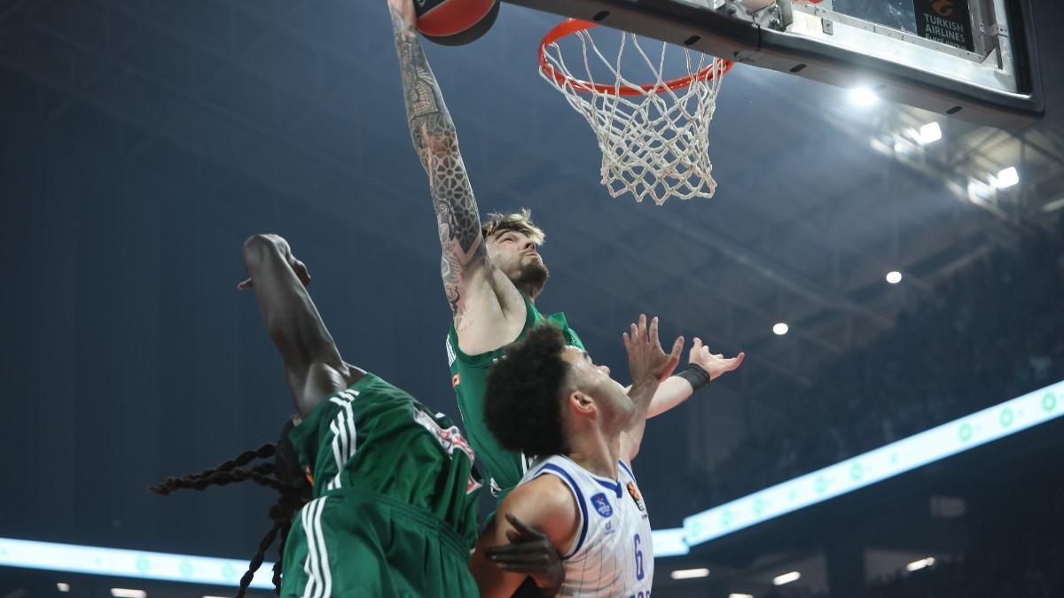 Juancho Hernangómez, entrando al aro