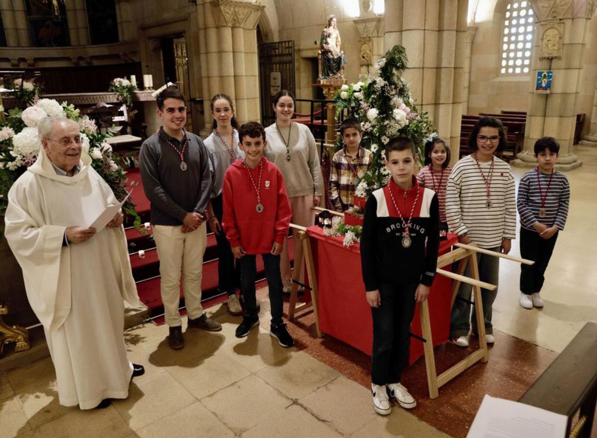 Javier Gómez Cuesta, con los pequeños del vía crucis. | JUAN PLAZA
