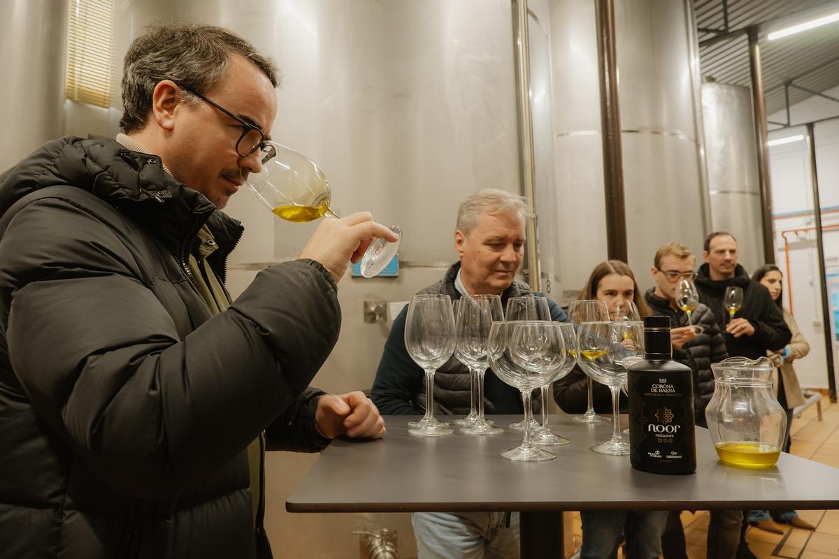Paco Morales prueba el aceite de Peña de Baena que se ha convertido en proveedor oficial de Noor.