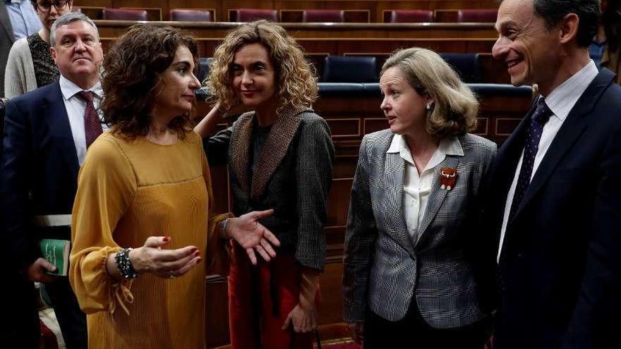 La ministra de Hacienda, María Jesús Montero, conversa con sus compañeros de gabinete Meritxell Batet, Nadia Calviño y Pedro Duque al término del Pleno en el que fueron rechazados los Presupuestos. // Efe