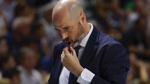 MÁLAGA, 03/06/2025.- El entrenador del Barcelona, Joan Peñarroya, durante el partido de los cuartos de final de la Liga Endesa de baloncesto que Unicaja y FC Barcelona disputan este martes en Málaga. EFE/Jorge Zapata. unicaja . barça. liga acb 2024/2025 unicaja . barça. playoff . cuartos. accion. jose maria martin carpena
