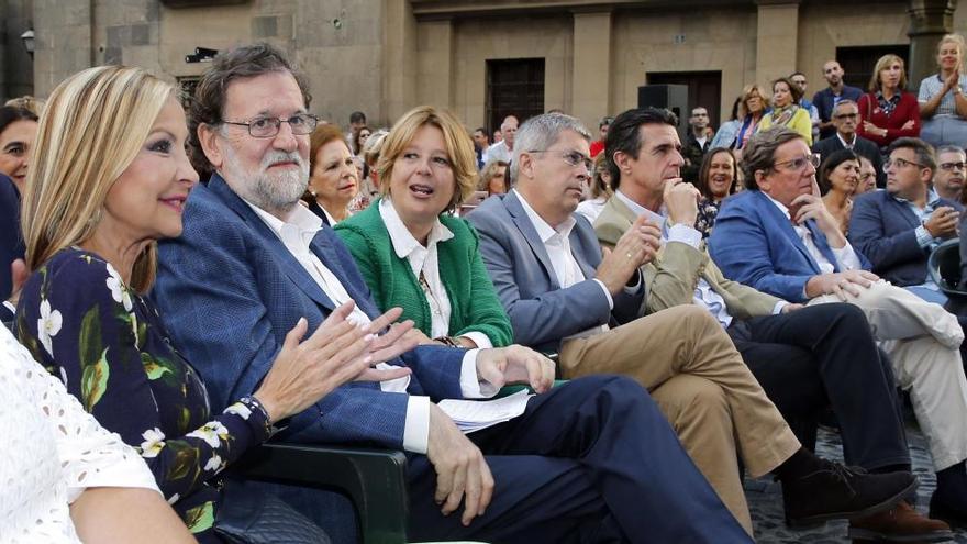 El expresidente del Gobierno Mariano Rajoy con los candidatos del PP en Canarias