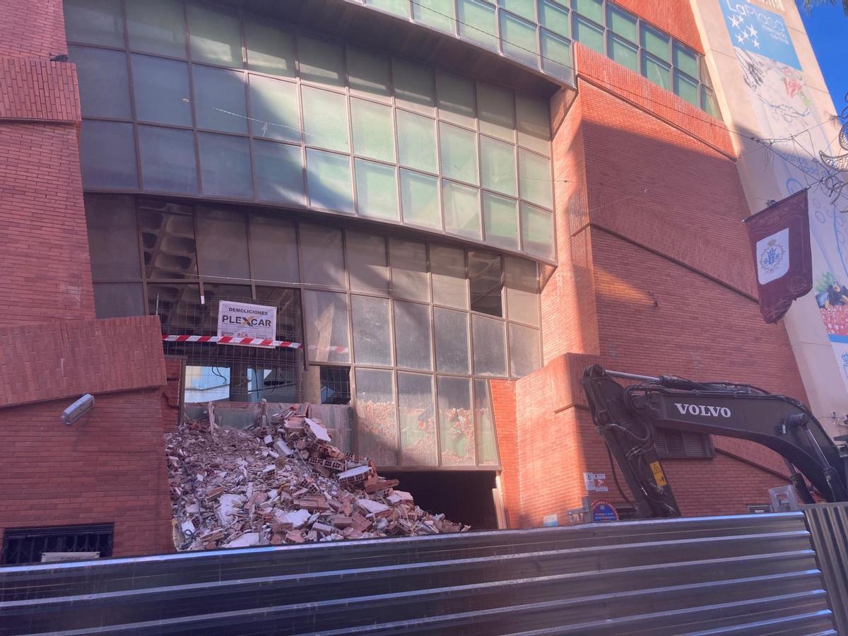 Fachada principal del edificio de La Plasa, ahora en obras de remodelación valoradas en 8,2 millones de euros, iniciadas tras recuperar el Ayuntamiento la mayor la primera, segunda y tercera planta del edificio por 4 millones