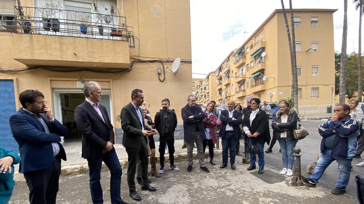 El alcalde, el conseller de Vivienda y el gerente de Pimesa, explican a los vecinos de Porfirio Pascual el proyecto.