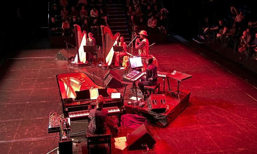 Shabaka (en el centro, tocando la flauta travesera), con su formación de acompañamiento, durante su concierto de este martes en Madrid.