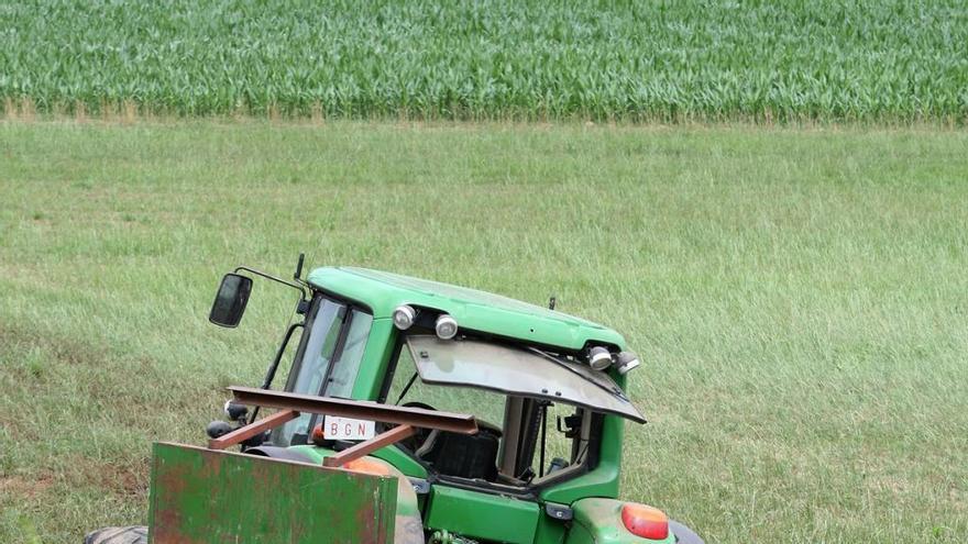 El tractor derribó varios postes del cierre de una finca y terminó en un prado.