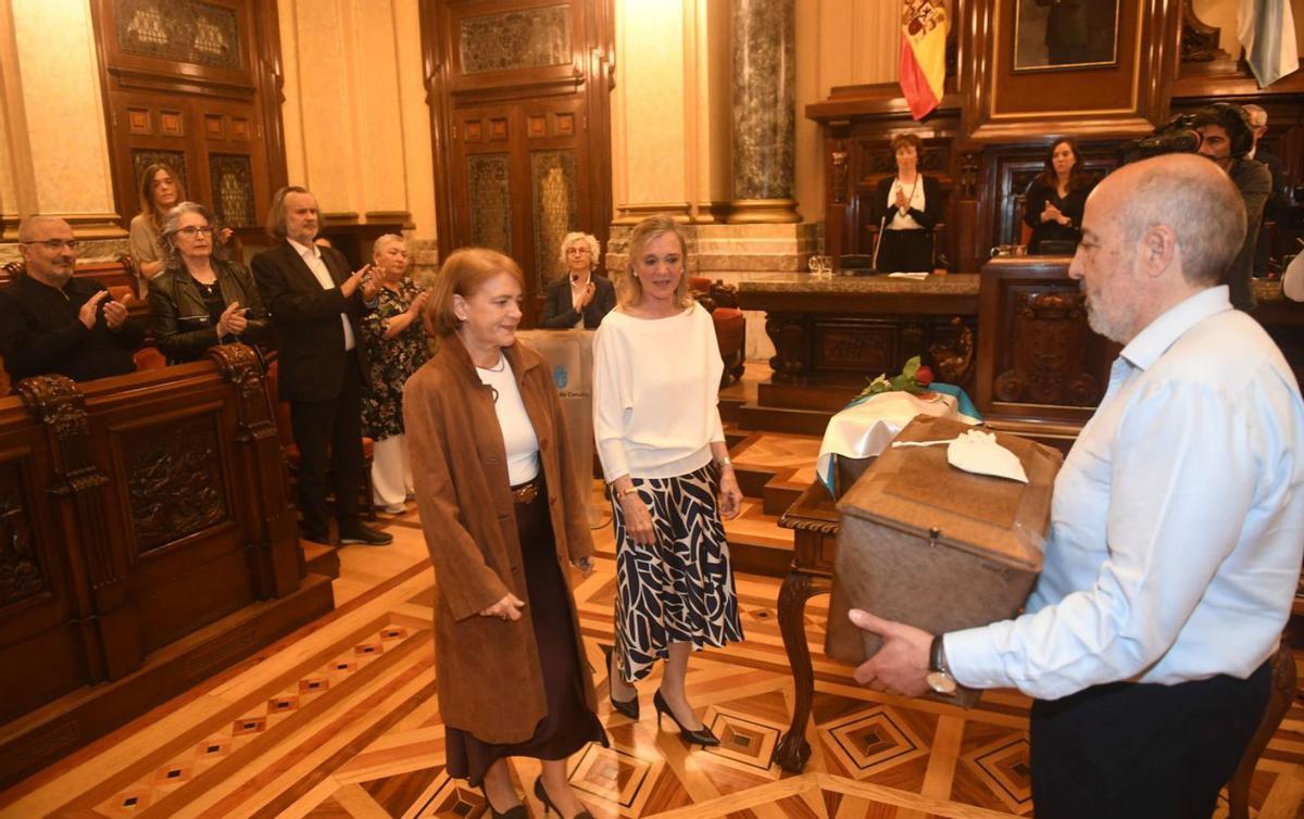 Entrega de los restos de Andrés Pinilla Fraga a sus bisnietas. | Iago López