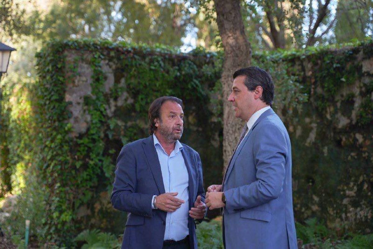 El alcalde de Córdoba, José María Bellido (d), con el presidente de Emacsa, Daniel García-Ibarrola.