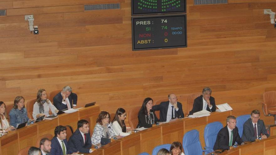 Diputados del PP durante la aprobación en el Parlamento gallego de la proposición para reclamar la transferencia de la AP-9 en mayo