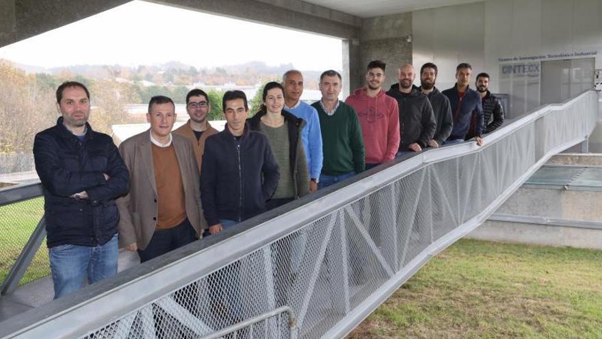 Integrantes del grupo LaserOn, en la entrada del Cintecx, en el campus de As Lagoas-Marcosende.    // ALBA VILLAR