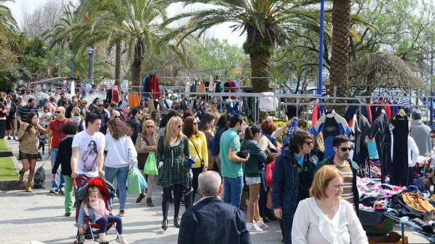 Actividad en el mercadillo de los viernes en Cangas. // Gonzalo Núñez