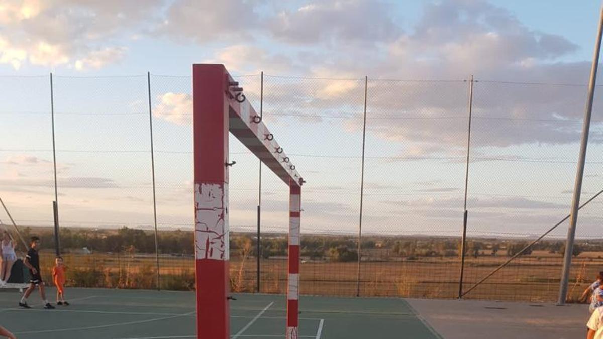 Una de las porterías de la pista del Cerro Gordo sin red.