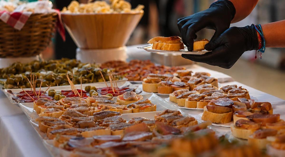 Las tapas y bebidas se servirán en las zonas de la Isla y el Humedal desde las 21:30 hasta las 00:00 horas, mientras que la Plaza de los Leones ofrecerá una propuesta dulce para finalizar la noche.
