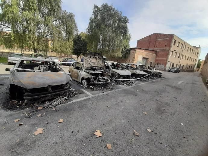 Un incendi ha calcinat sis cotxes aparcat al Gas Vell