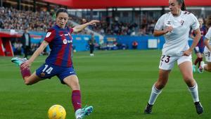 Aitana Bonmatí remata con la zurda en el partido contra el Eibar