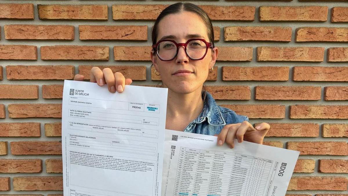 La profesora Érika Álvarez, con el DOG que le adjudica su plaza