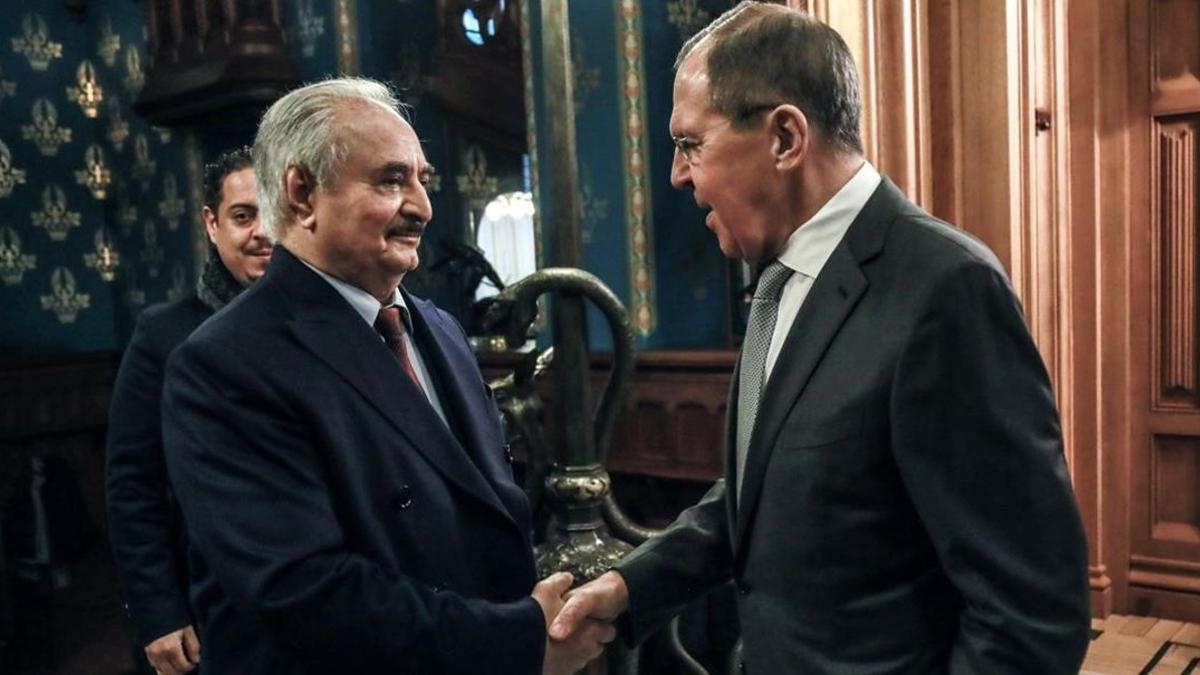 El ministro de Exteriores ruso, Serguéi Lavrov, saluda al mariscal Khalifa Haftar, este lunes en Moscú.