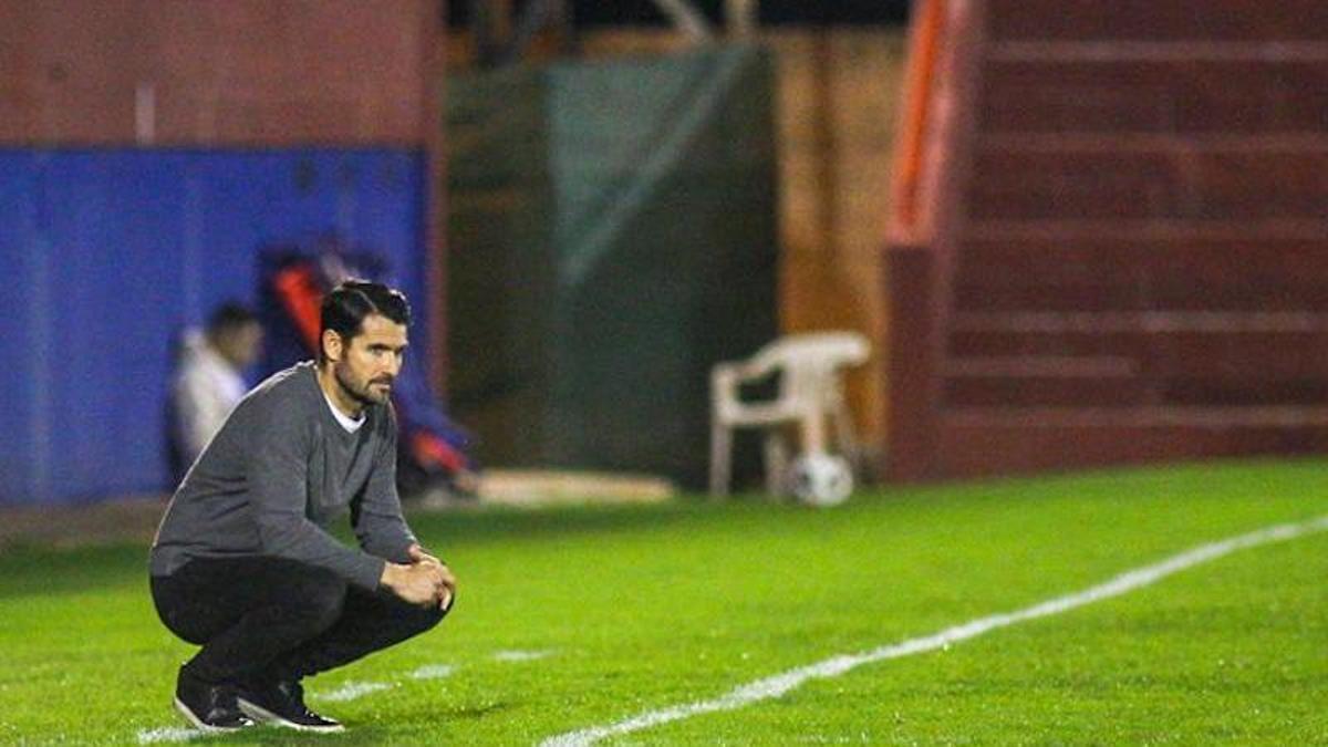 Lolo Escobar observa el desarrollo del partido en el Luis Suñer Picó de Alzira.