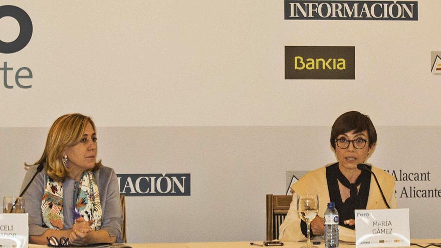 La subdelegada del Gobierno, Araceli Poblador, y la directora general de la Guardia Civil, María Gámez, ayer en la conferencia.