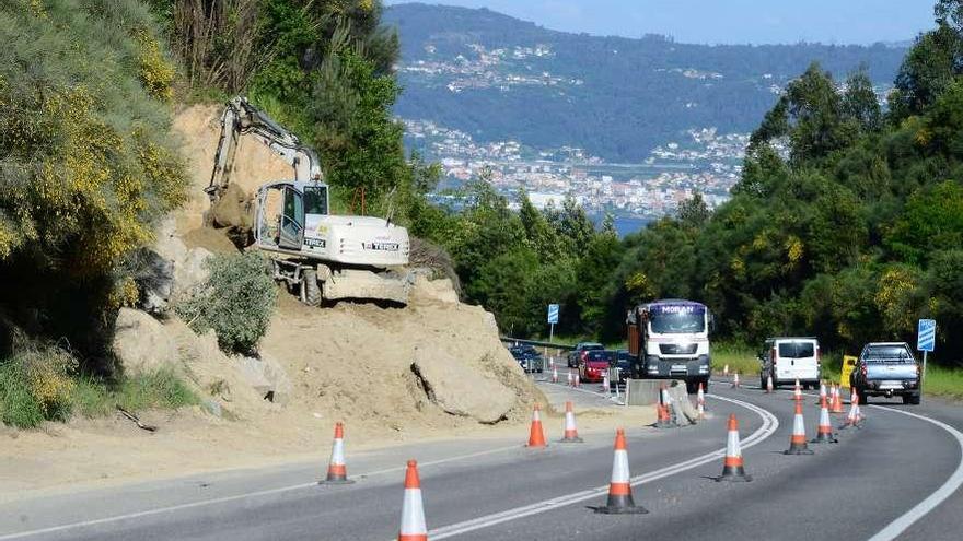 Uno de los taludes del corredor que se repara en el tramo entre el enlace de Cangas y A Portela.  // G.N.