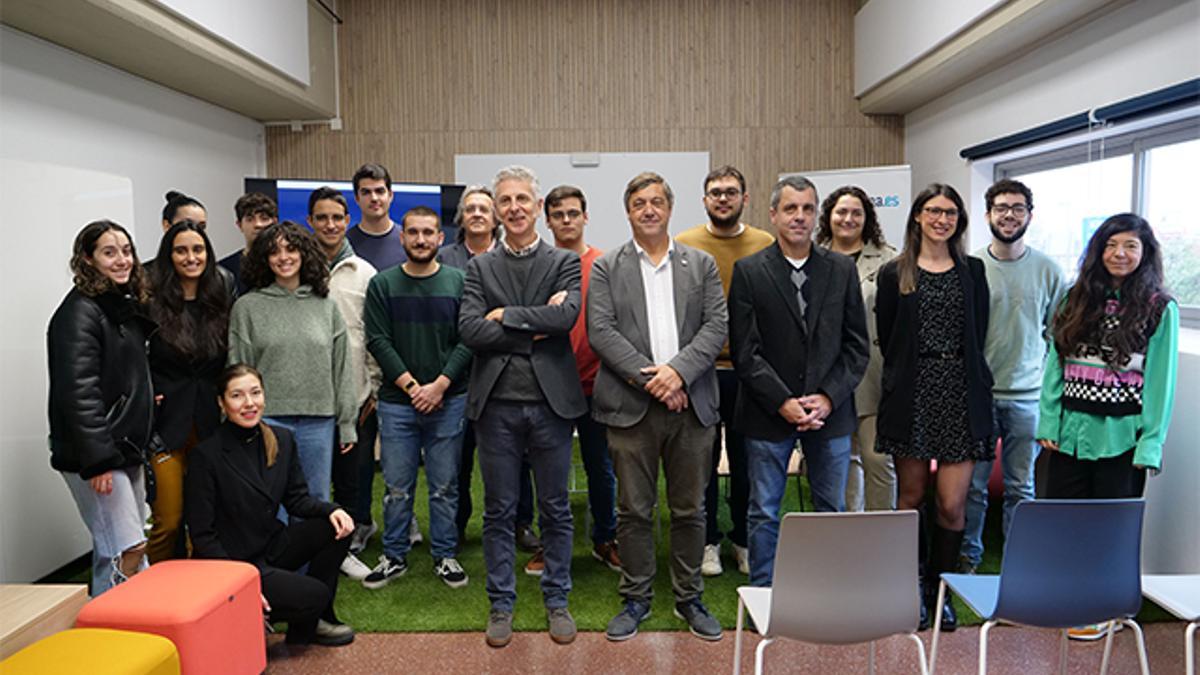 Asistentes al acto de inauguración del nuevo espacio de la Escuela de Ingeniería Informática.