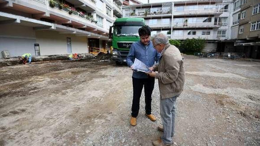 Gregorio Agís visitó ayer las obras de la Praza Riestra. // G.S.