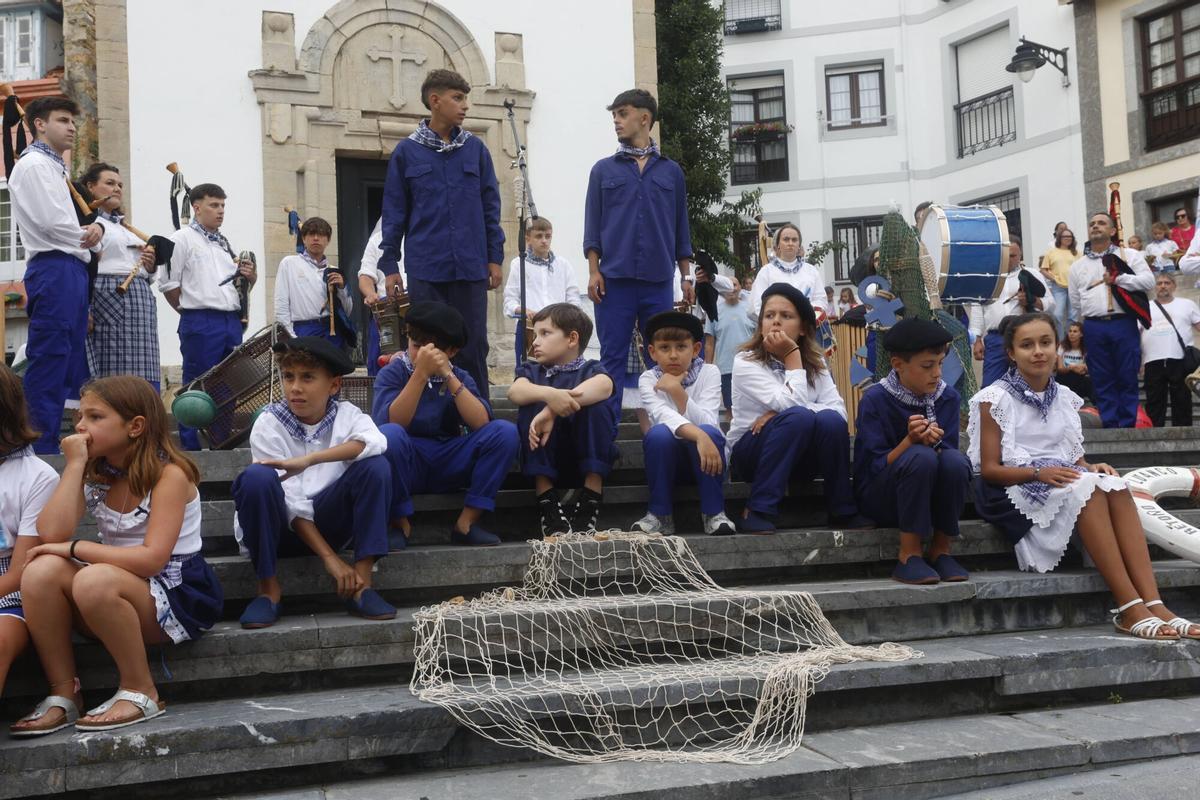EN IMÁGENES: Pasacalles marinero por las fiestas del Carmen de Luanco.