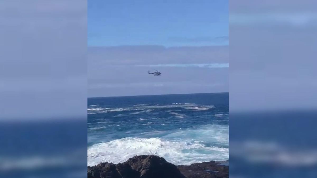 Un helicóptero rescata a una bañista en Canarias